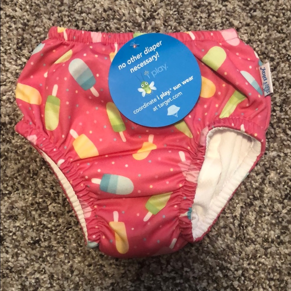 I play reuseable swim diaper